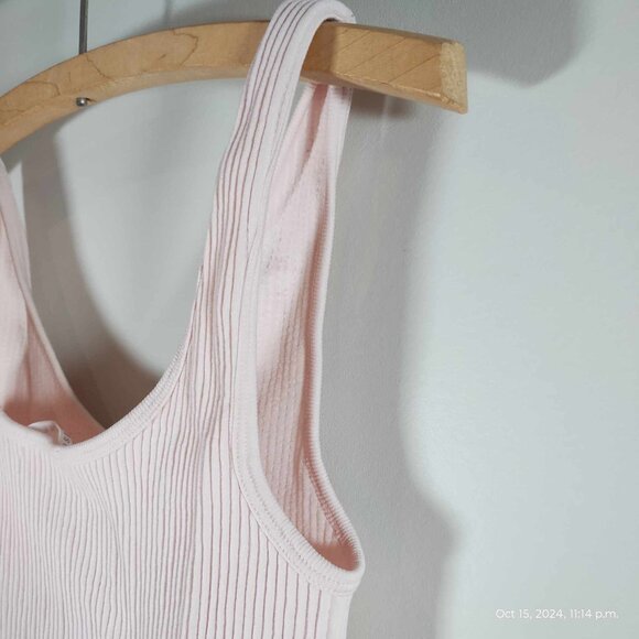 Light pink Rose and Vine Stretchy ribbed Vneck crop top flattering - Picture 5 of 7
